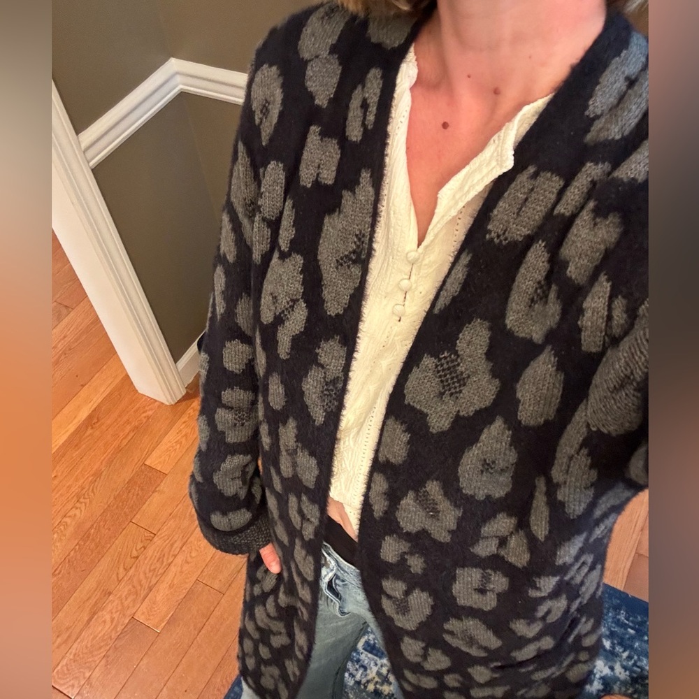 Nine West Animal Print Gray/Black long cardigan - never worn! Women’s large